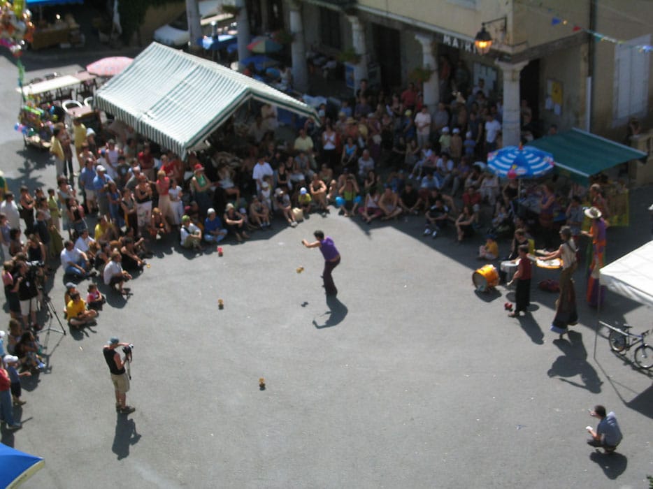 spectacle de rue de Rhône alpes,spectacle de rue, comédie saltimbanque & diabolos