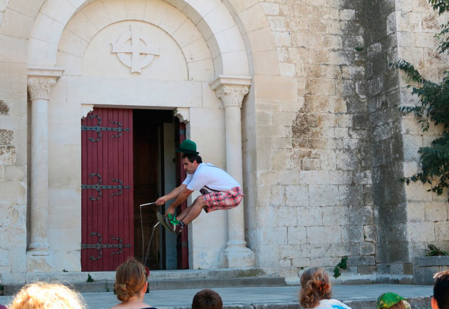 spectacle de rue, jonglerie diabolo, jonglage, jongle, juggler, cie