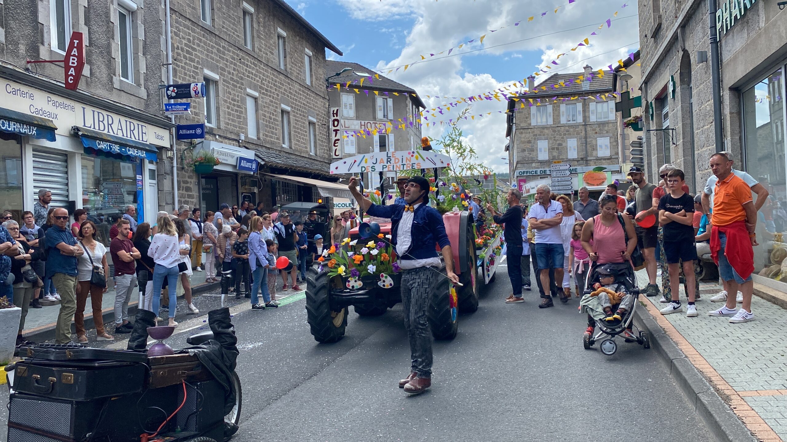 Déambulation de rue, parade musicale électro clown & jonglerie, Misster robert, Cie Bastien Minederien